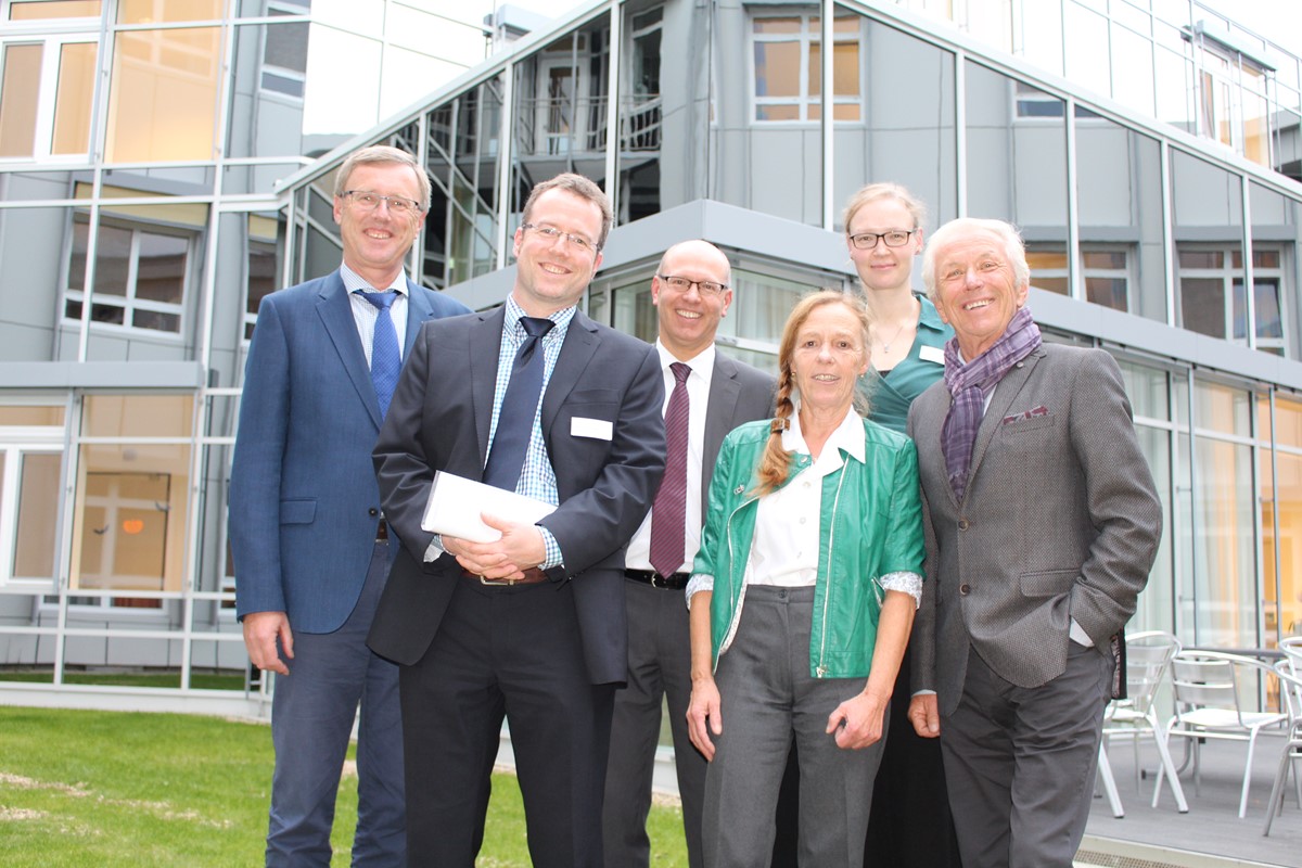 Gruppenbild, von links: Gerhard Kramer (Regionalleiter Nord der Bezirkskliniken Schwaben), Ärztlicher Direktor Dr. Karel Frasch, Pflegedirektorin Gabriele Bachhuber (beide BKH Donauwörth), Thomas Düll (Vorstandsvorsitzender der Bezirkskliniken Schwaben), Dr. Franziska Widmann (stellvertretende Ärztliche Direktorin des BKH) und der langjährige Chefarzt und Vorgänger von Dr. Frasch, Dr. Norbert-Ullrich Neumann.