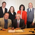 Bezirksräte und Jugendvertreter bei der Vertragsunterzeichnung im Bezirk Schwaben