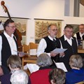 Das stimmungsvolle Weihnachtsliedersingen im Museum KulturLand Ries begleiten die Nördlinger Musikanten