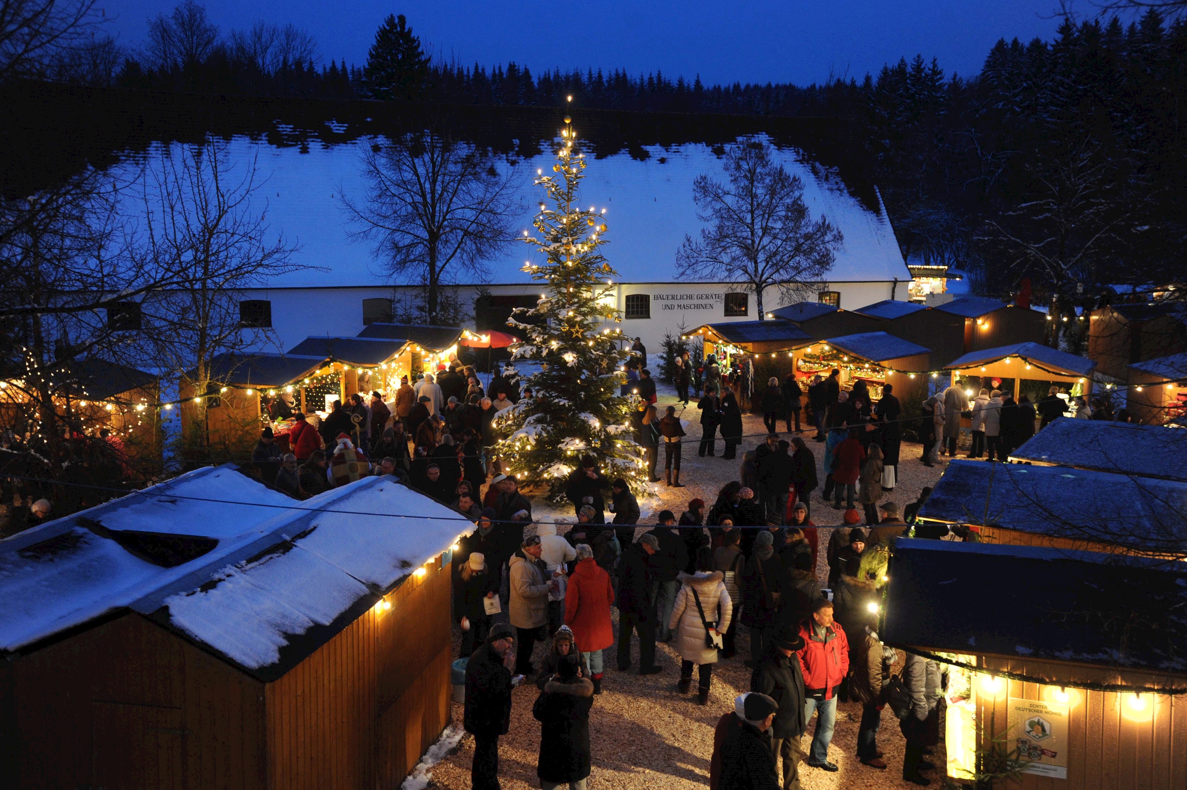 Liebevoll ausgestattet entfaltet der am Waldrand gelegene Weihnachtsmarkt eine stimmungsvolle Atmosphäre!