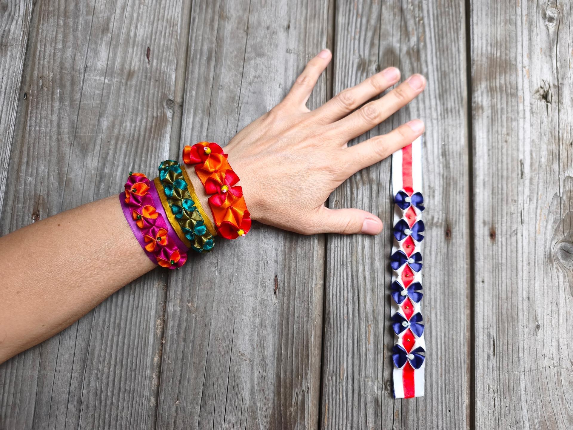 Eine Hand mit diversen Rüschenarmbändern