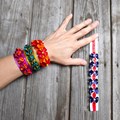 Eine Hand mit diversen Rüschenarmbändern