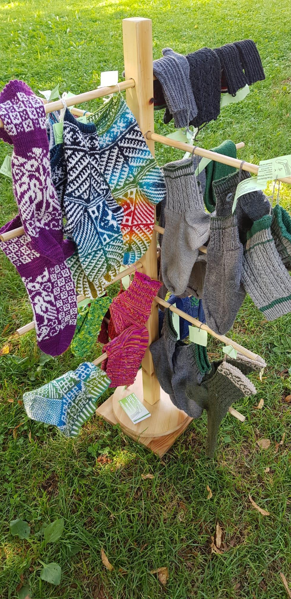 Gestrickte Socken in allerlei Farben
