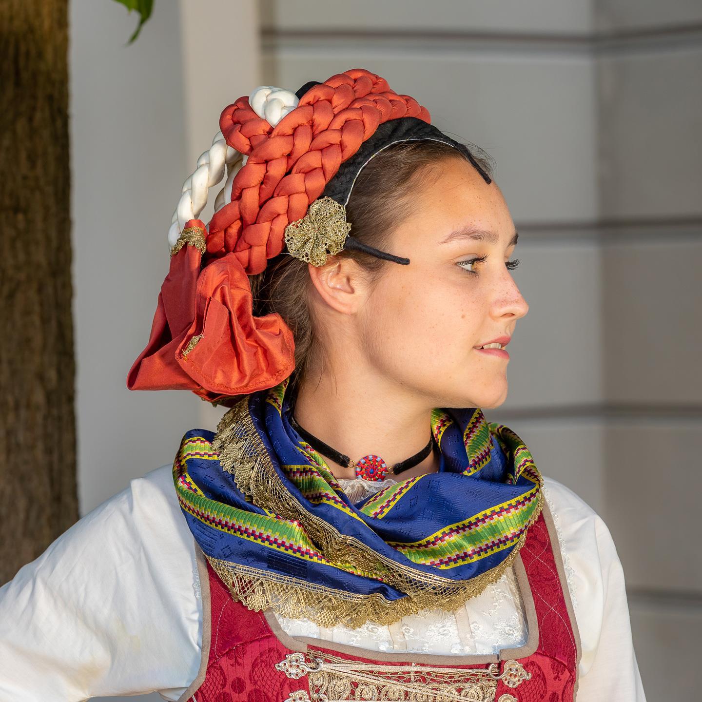 Eine junge Frau in Rokokotracht mit Haube