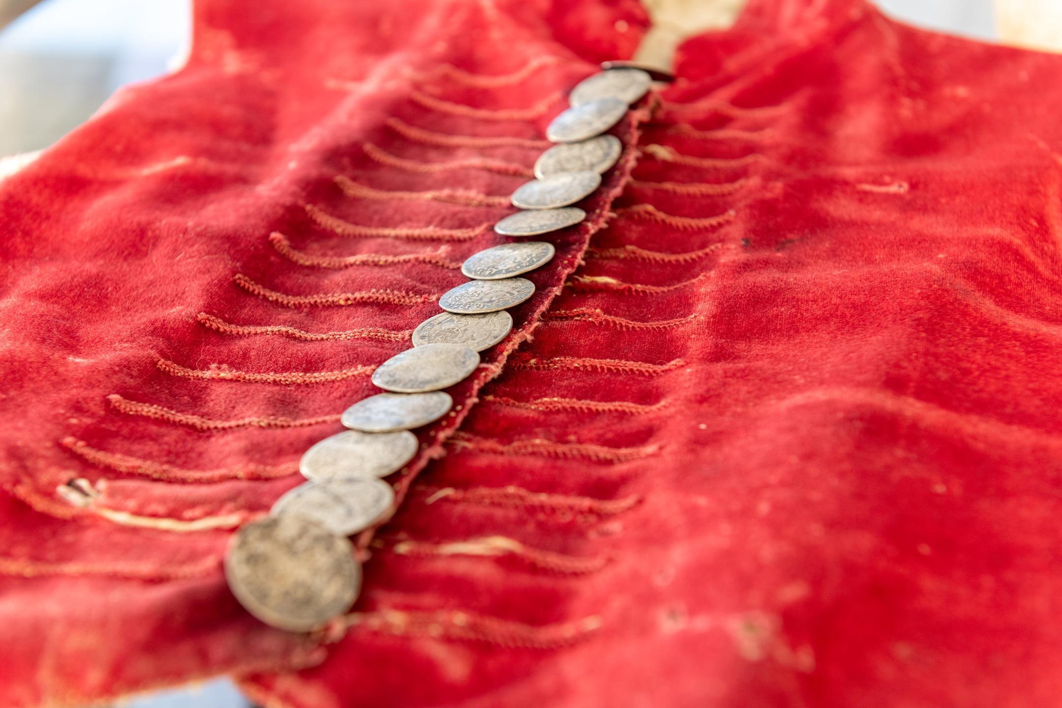 Eine rote Weste mit Silberknöpfen