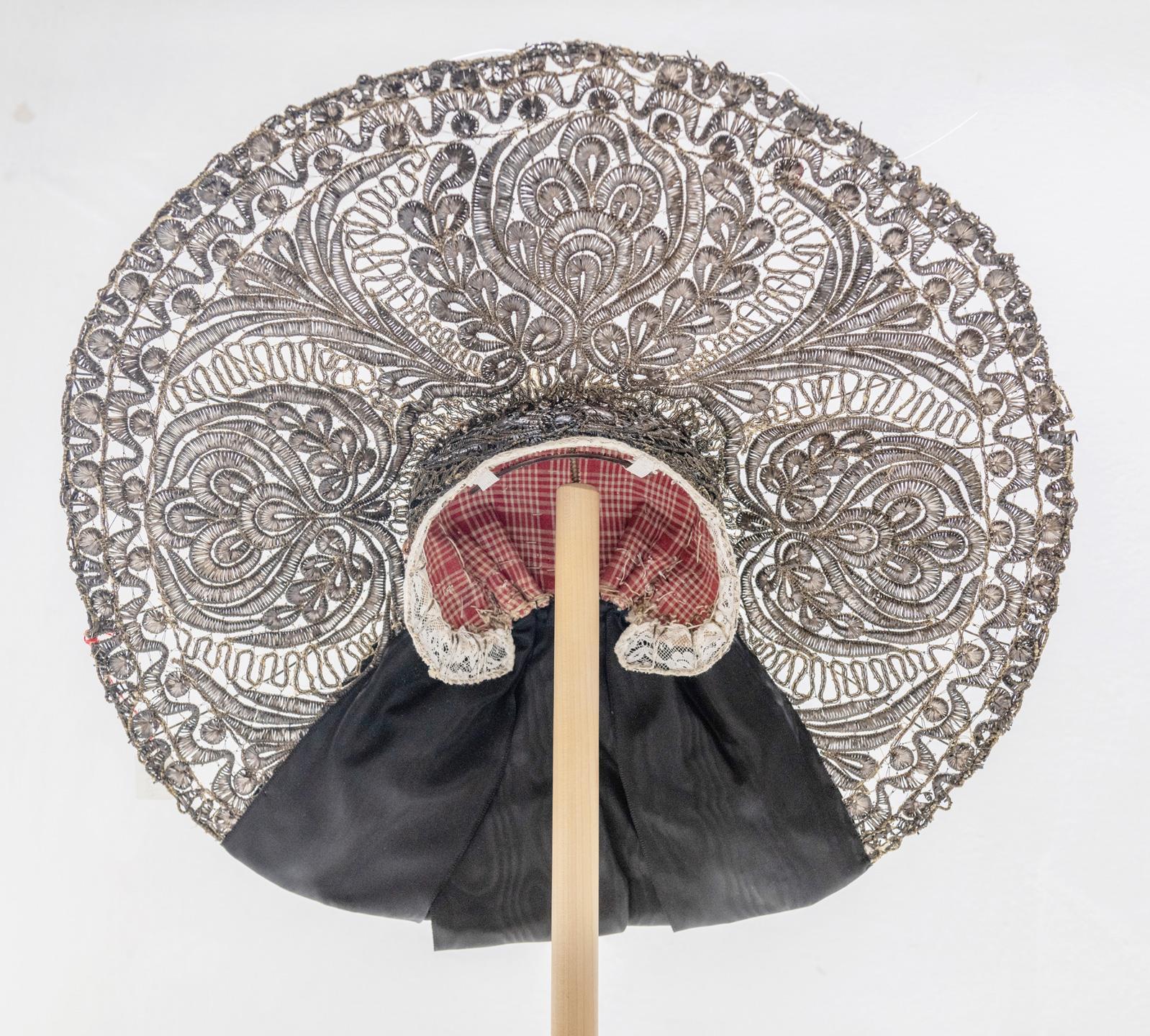 Eine große Radhaube mit filigraner Verzierung