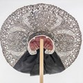 Eine große Radhaube mit filigraner Verzierung