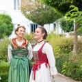 Zwei Frauen in Miedertrachten