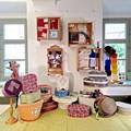 Diverse bunte Hut- und Haubenschachteln auf einem Tisch