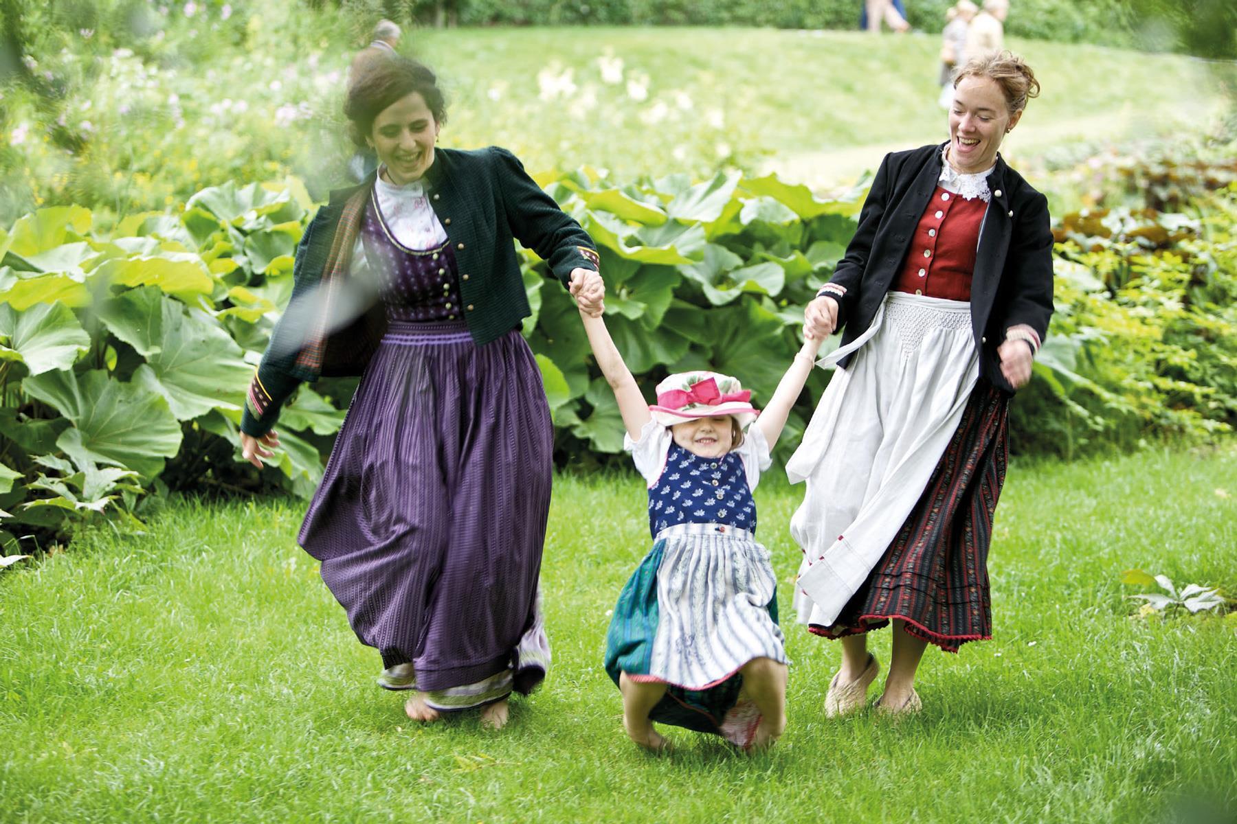 Zwei Frauen und ein Kind in Tracht