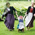 Zwei Frauen und ein Kind in Tracht