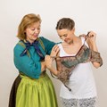 Zwei Frauen mit einem Büstenhalter