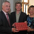 Bezirkstagspräsident Jürgen Reichert, Prof. Thilo Hinterberger und Gerlinde Augustin in Thierhaupten