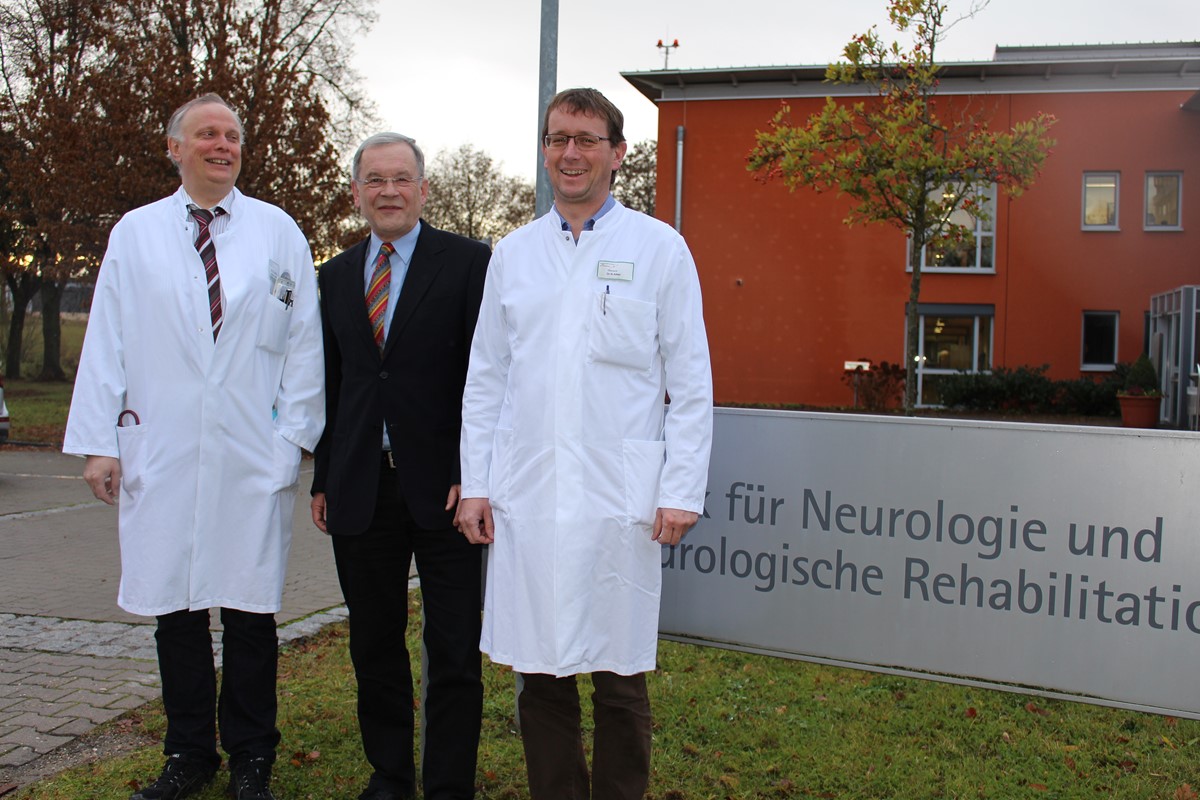 Gruppenbild vor der Klinik für Neurologie und Neurologische Rehabilitation am Bezirkskrankenhaus Günzburg