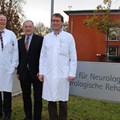 von links: Professor Dr. Gerhard F. Hamann, Chefarzt der Günzburger Neurologie, mit seinem bisherigen Stellvertreter Dr. Wolfgang Aurnhammer und dem neuen Leitenden Oberarzt Dr. Burkhard Alber