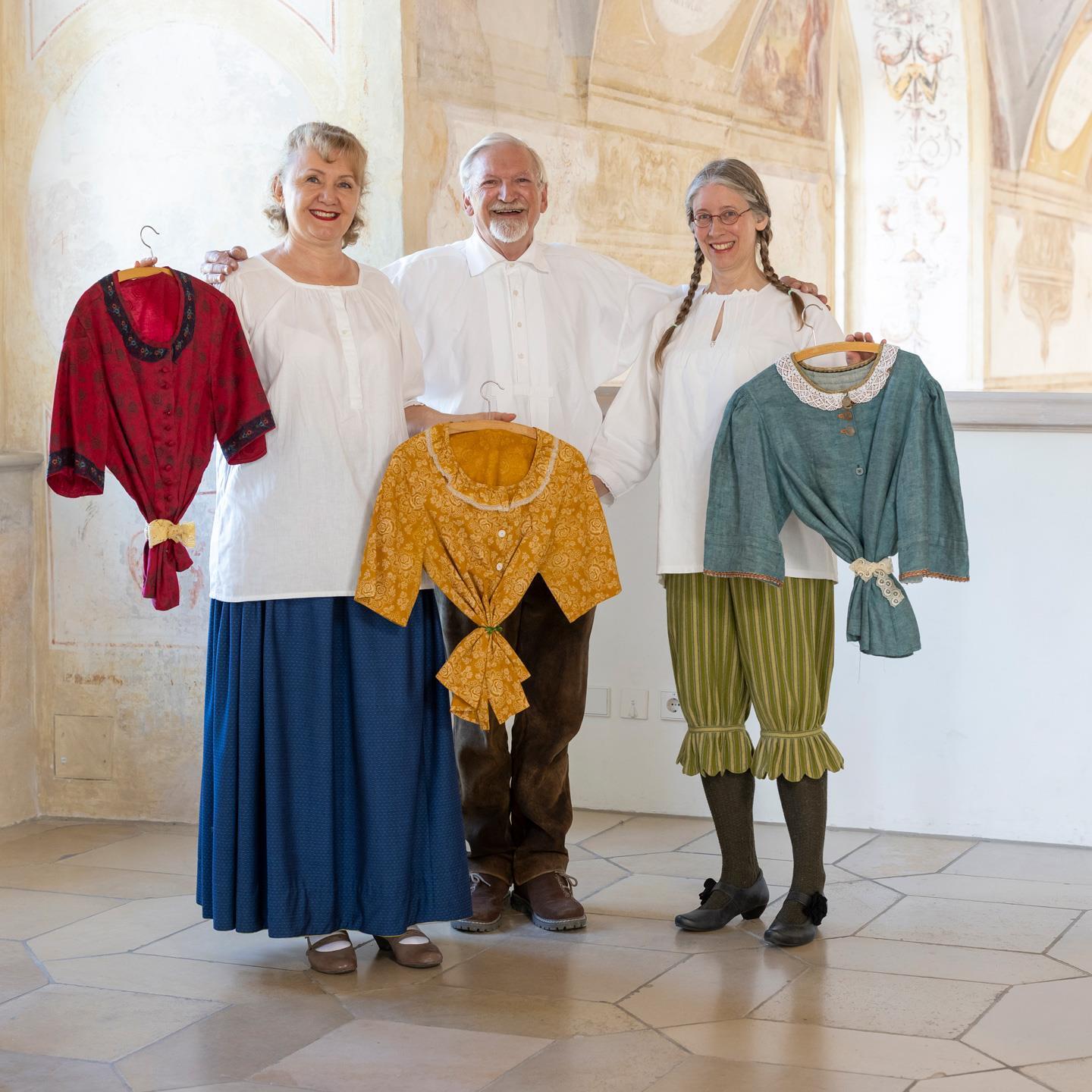 Drei Menschen mit diversen Blusen und Hemden