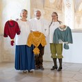 Drei Menschen mit diversen Blusen und Hemden
