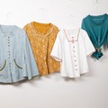 Vier Blusen in verschiedenen Farben