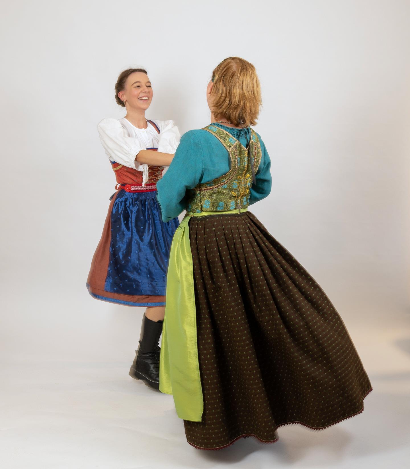 Zwei Frauen im Mädlegwand beim Tanzen