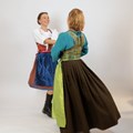 Zwei Frauen im Mädlegwand beim Tanzen
