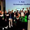 Stolzer Sieger-Verein: Die Abteilung Handball des TSV Bobingen freut sich über den Preis des Präsidenten und 5.000 Euro Preisgeld. - Foto: Andreas Lode