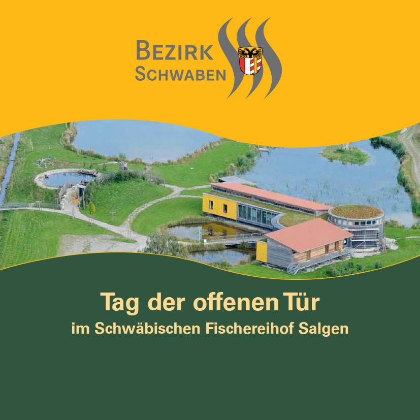 eine Luftaufnahme vom Fischereihof im Salgen mit Teichen im Hintergrund, darüber eine gelbe Welle mit dem Logo des Bezirks Schwaben, unten eine grüne Welle mit dem Schriftzug Tag der offenen Tür im Schwäbischen Fischereihof Salgen
