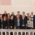 Bezirkstagspräsident Jürgen Reichert (vorne; Dritter von rechts) gratulierte den Jubilaren der Bezirksverwaltung Augsburg für ihr langjähriges Engagement.