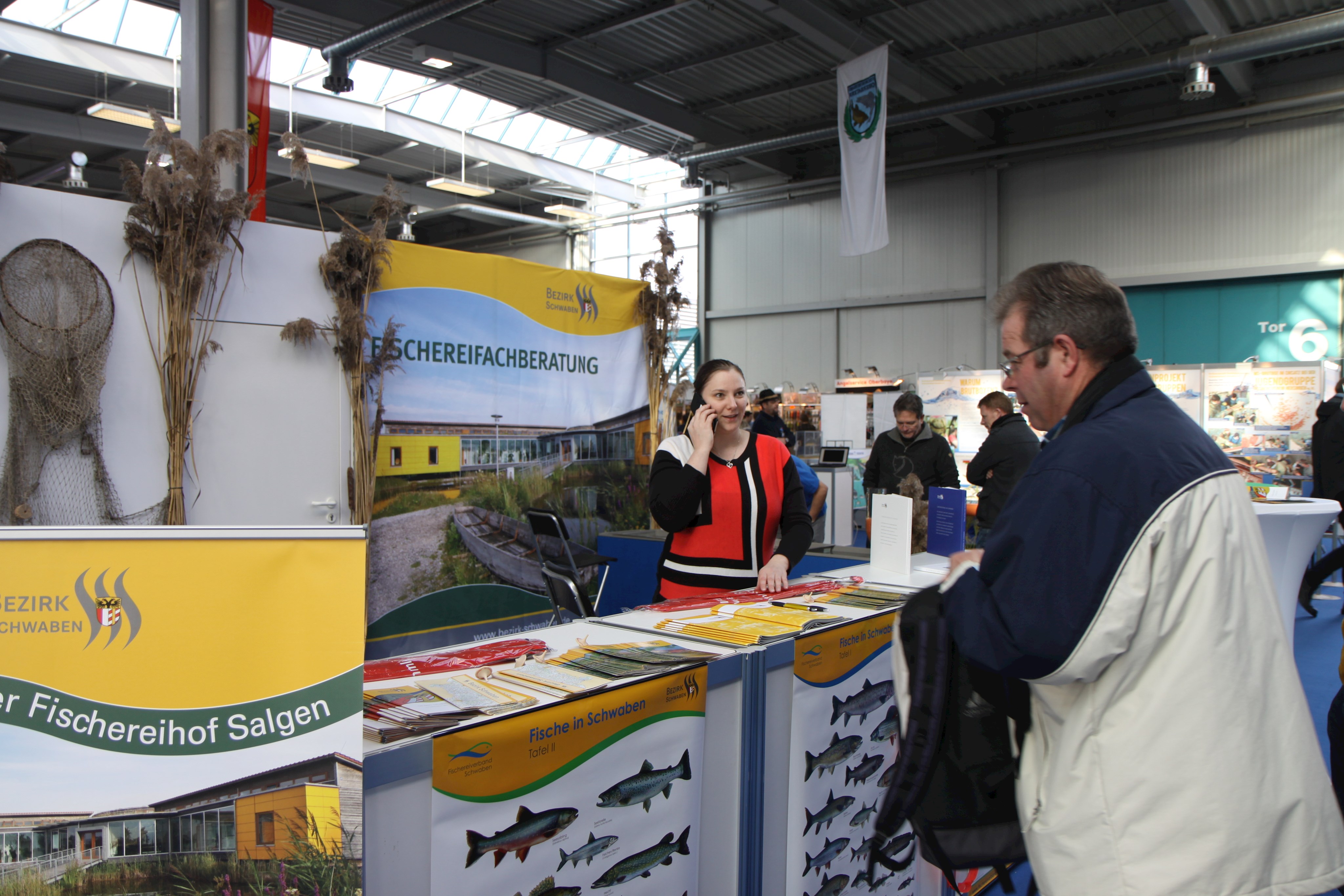 Alexandra Frank vom Bezirk Schwaben empfing die interessierten Besucher am Stand der Fischereifachberatung und gab die entsprechenden Informationen weiter.