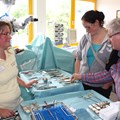 Mitarbeiterinnen der Neurochirurgie mit einem OP-Besteck