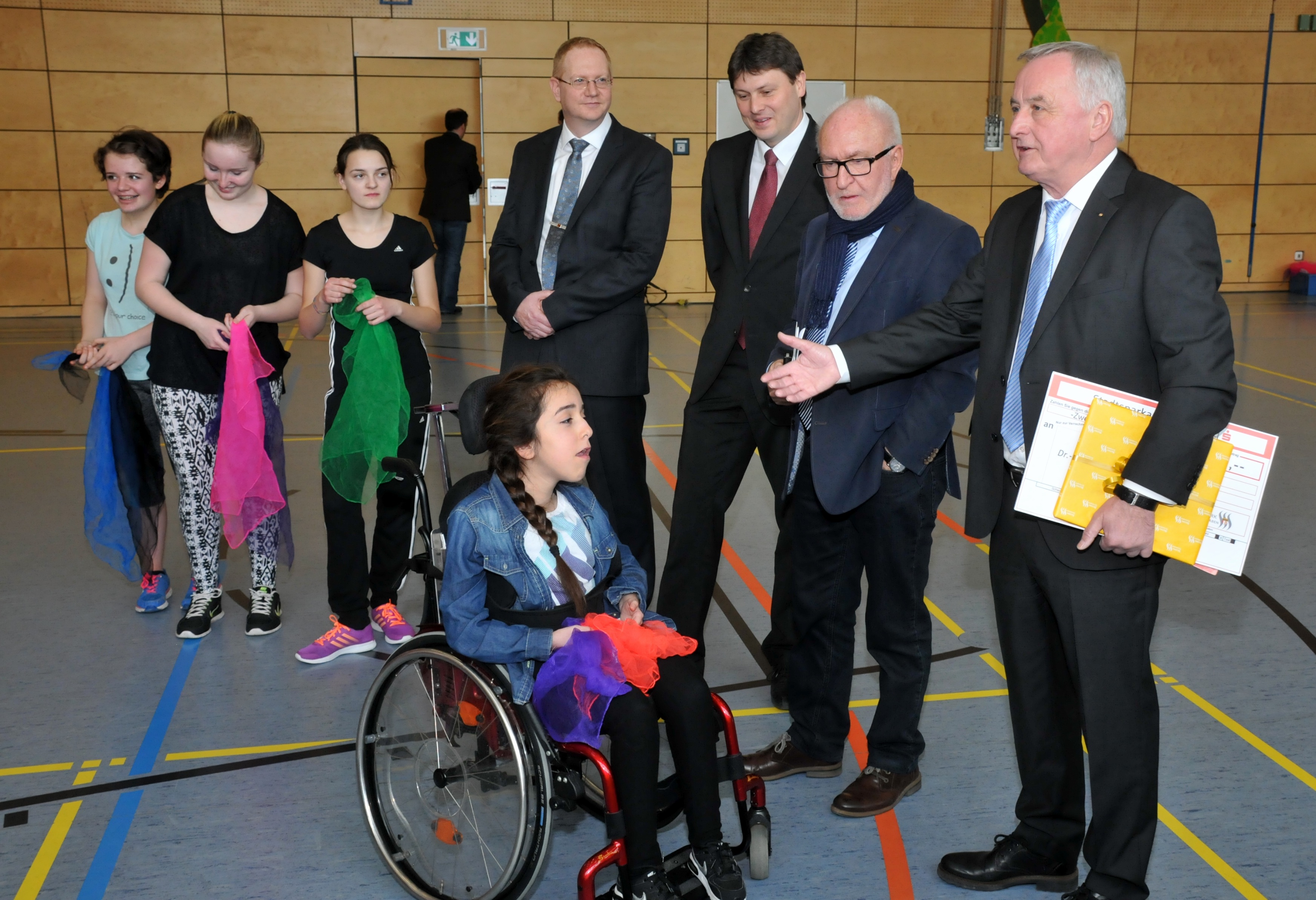 Bezirkstagspräsident Reichert beeindruckt von der Inklusion in der Realschule in Meitingen