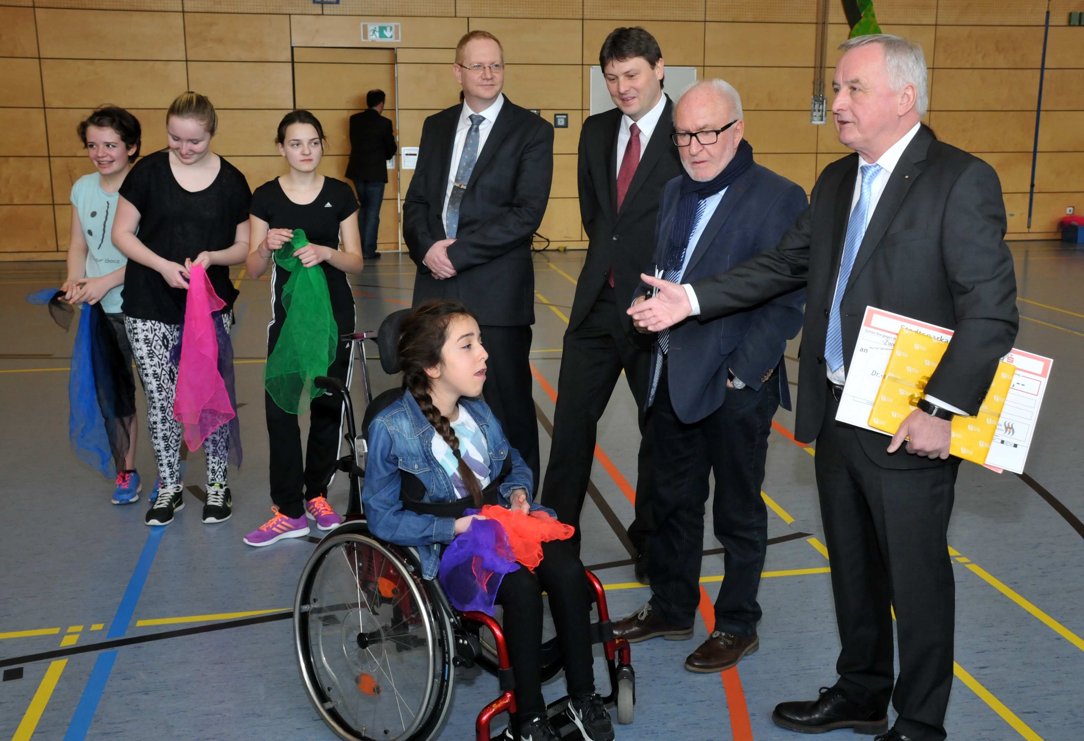 Bezirkstagspräsident Jürgen Reichert, stv. Landrat Heinz Liebert, Bürgermeister Michael Higl und Schulleiter Michael Kühn (im Bild von rechts) mit Schülerinnen im Gespräch