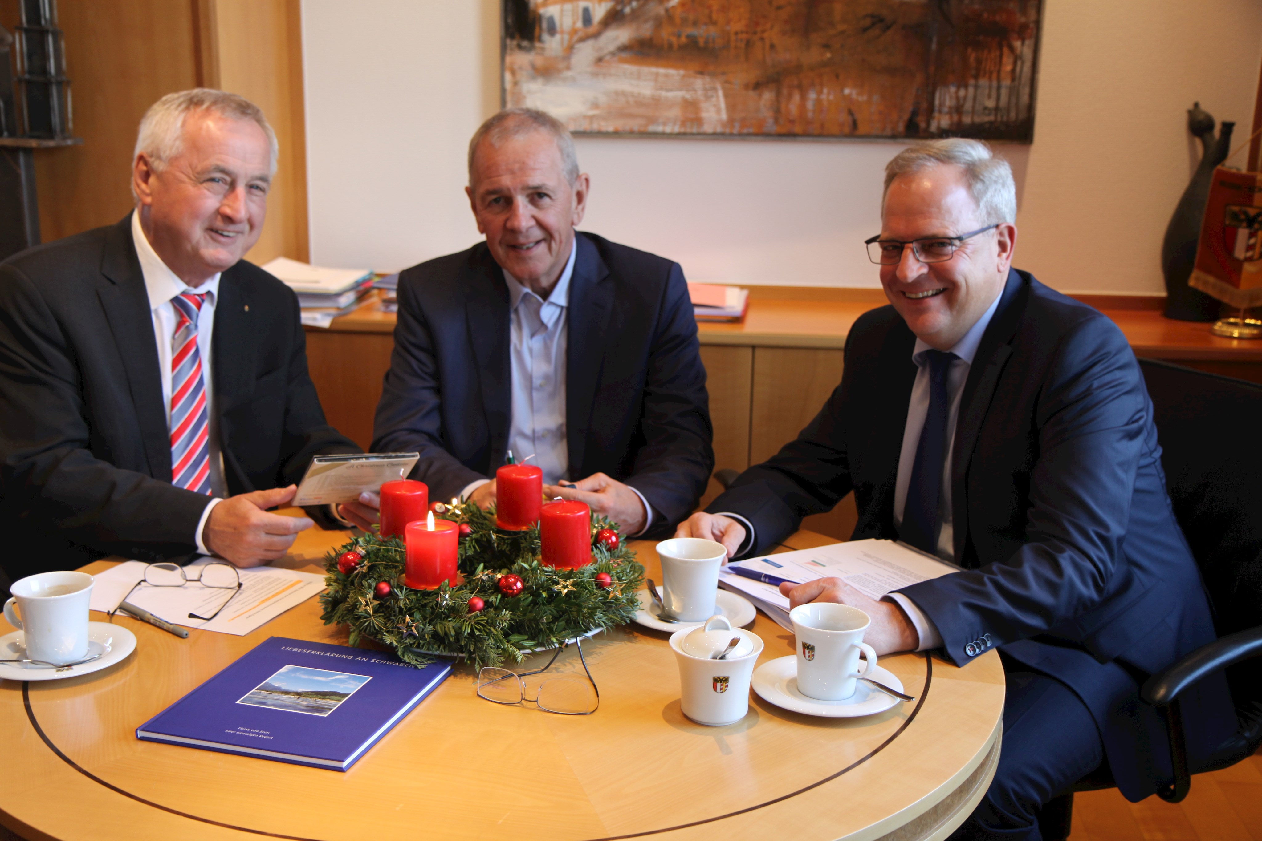 Von links nach rechts: Bezirkstagspräsident Jürgen Reichert, Moderator Fritz Egner und Jürgen Schwarz (Bayerische Musikakademie Marktoberdorf) bei der Vorbesprechung zur Podiumsdiskussion Macht der Musik im Dezember 2016.