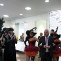 Bezirkstagspräsident Jürgen Reichert wurde von den schönen Tänzerinnen in die Mitte genommen.