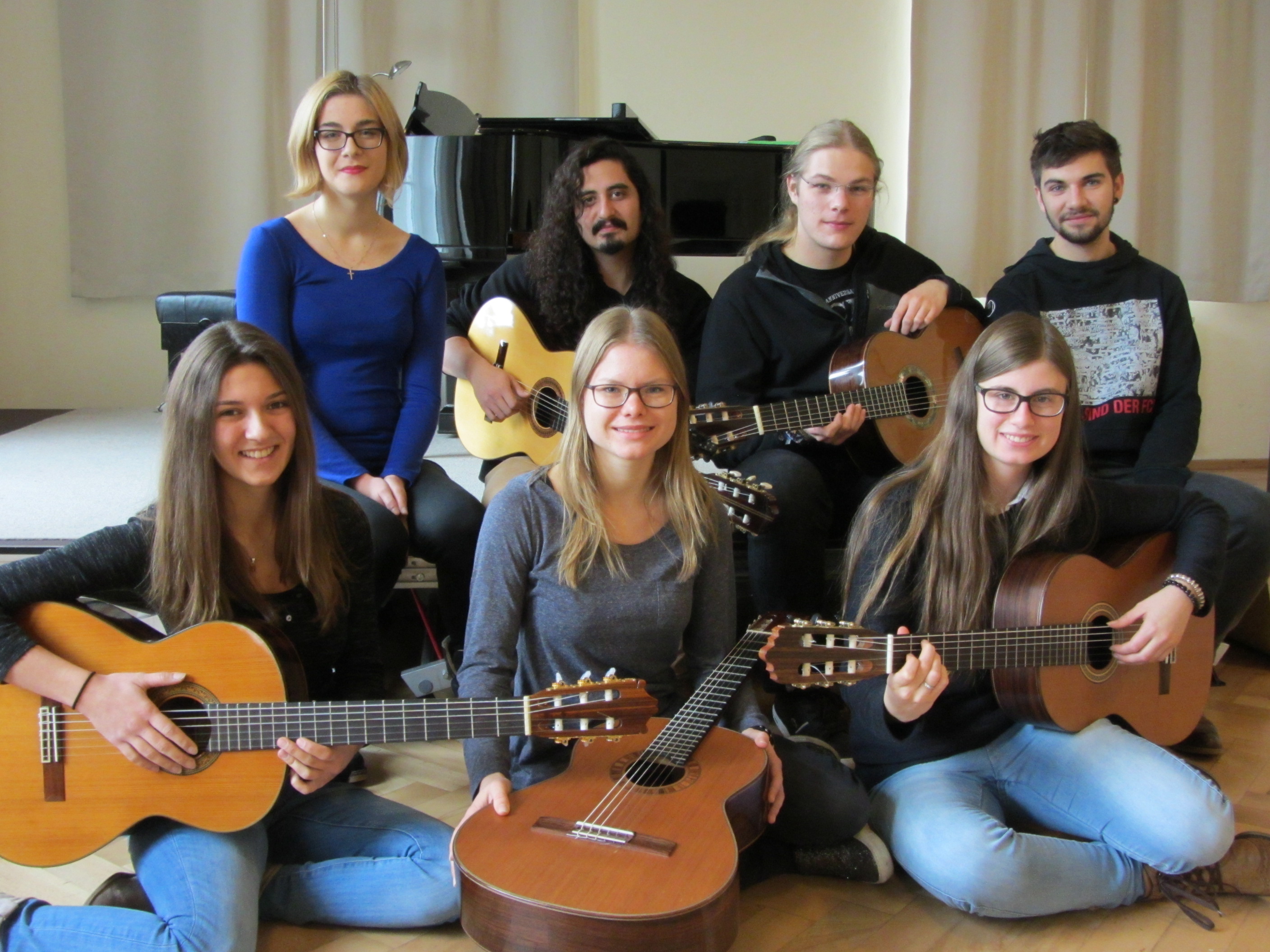 Die Gitarrenklasse im Bild:
Hinten von links nach rechts: Barbara Niederhofer, Glen Frikart, Jonas Maier, Lukas Mörrath
Vorne von links nach rechts: Theresa Schauer, Viola Edenhofer, Sebina Weich