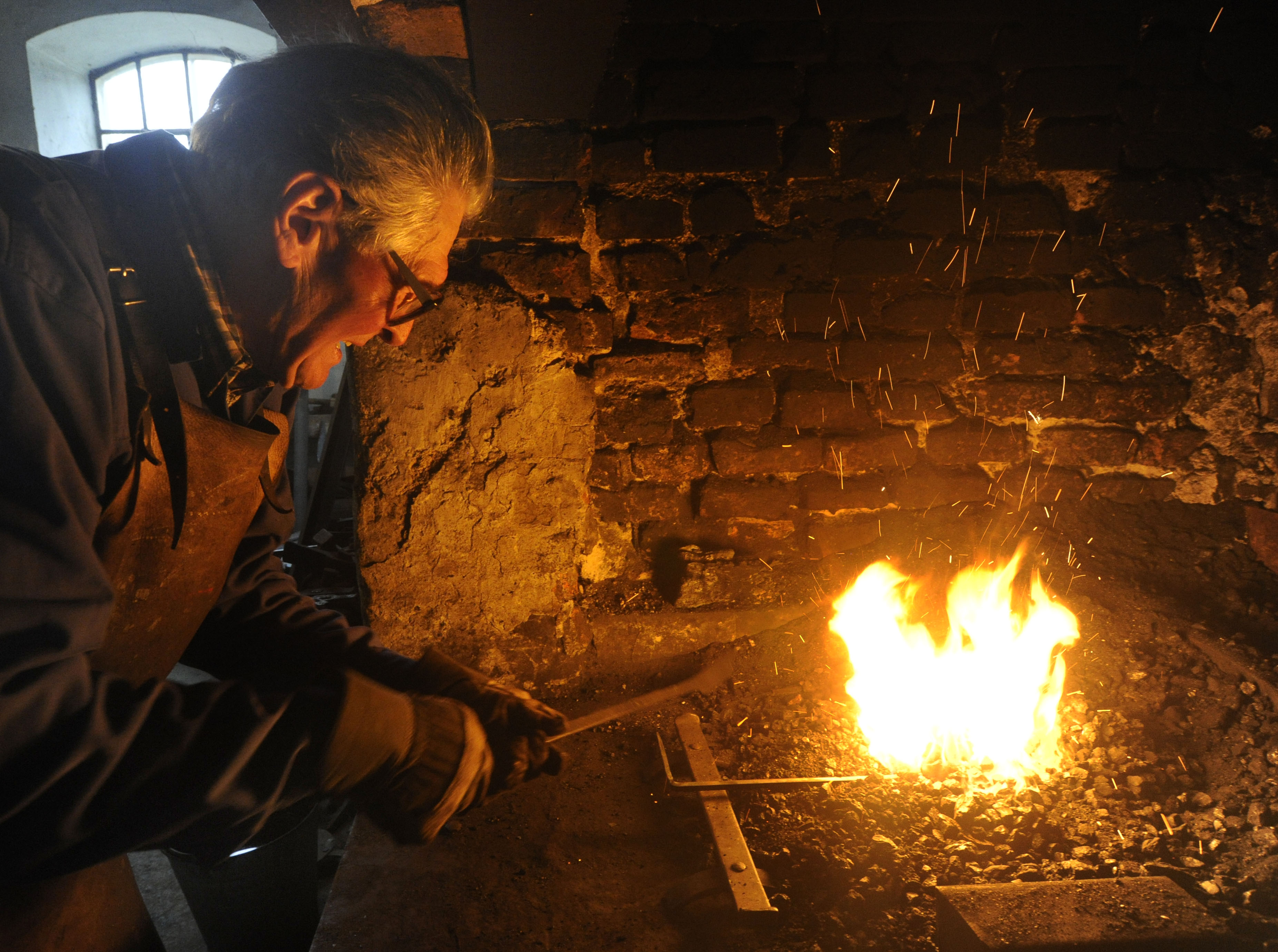 Schmiedevorführung in der Hammerschmiede Naichen