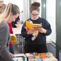 Schülerinnen und Schüler informieren sich beim Projekt "Bezirk Schwaben erleben" über die vielseitigen Aufgaben des Bezirks. Schülerinnen und Schüler informieren sich beim Projekt "Bezirk Schwaben erleben" über die vielseitigen Aufgaben des Bezirks.