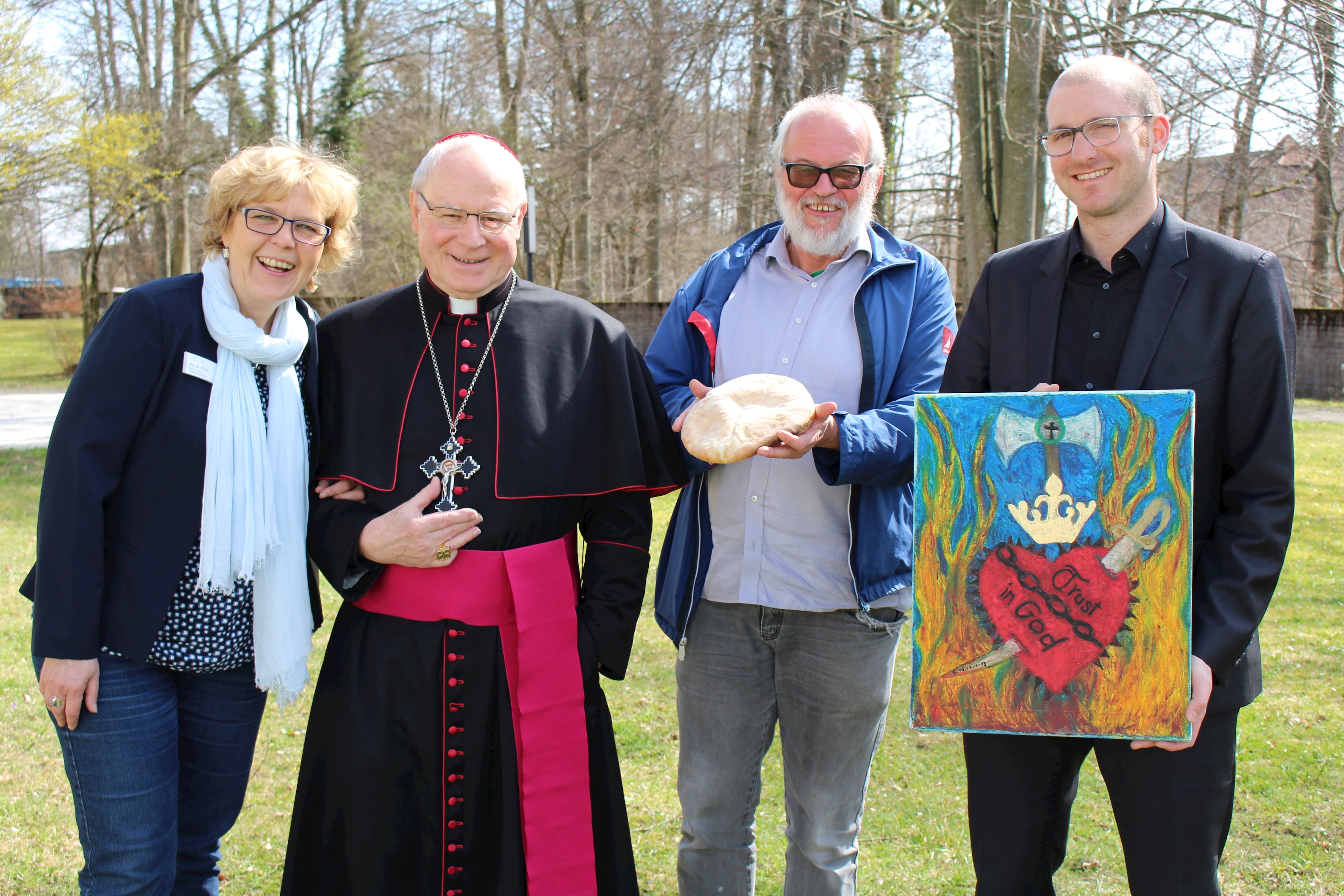 Klinikseelsorgerin Margret Flick, Bischof Dr. Konrad Zdarsa, Klinikseelsorger Michael Schrode und der Sekretär des Bischofs, Johannes B. Steber (von links), freuten sich über die Geschenke, die die Patienten dem Bischof überreicht hatten, und den herrlichen Sonnenschein über dem Klinikgelände