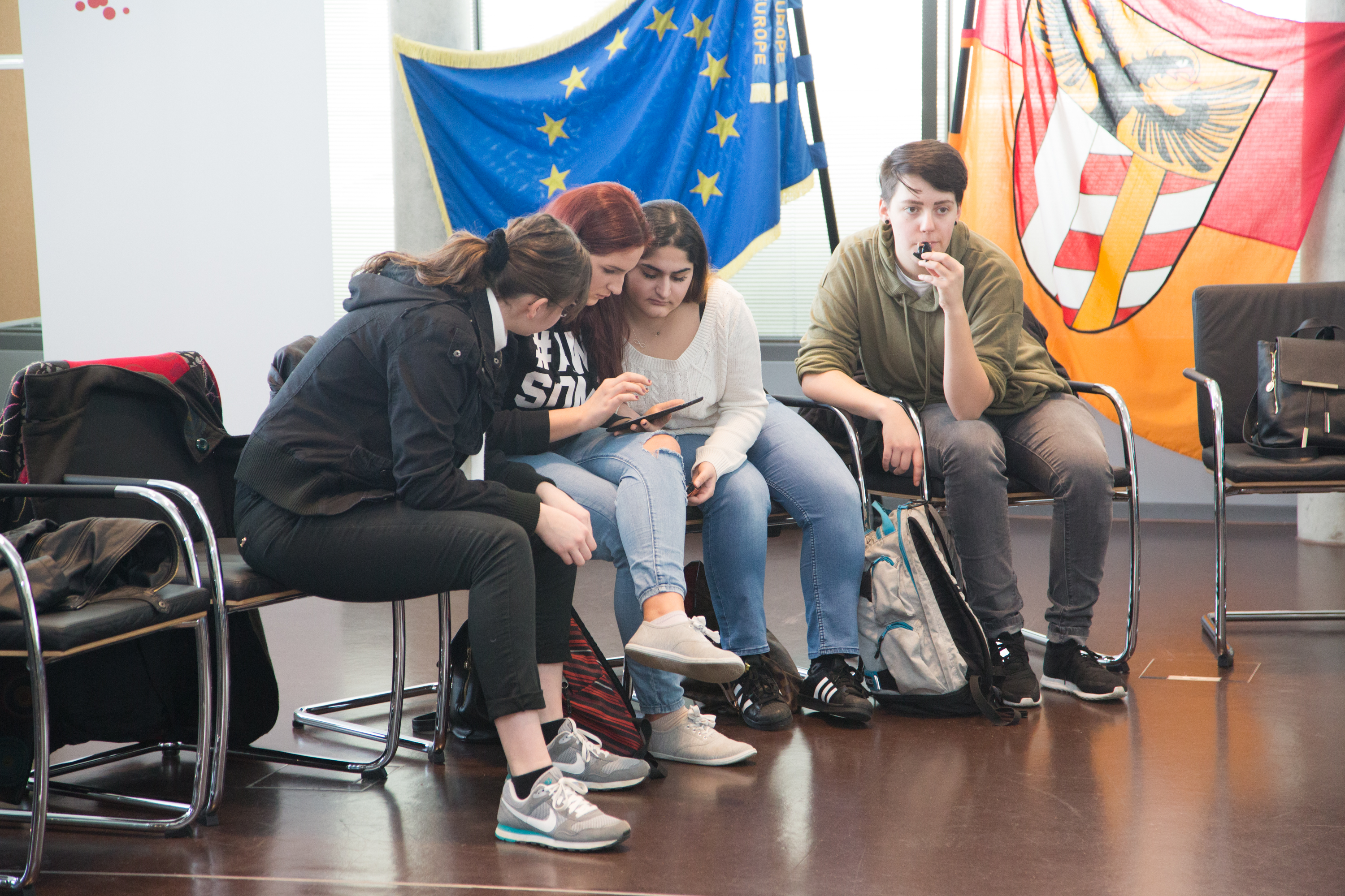 Die Schüler sind in kleinen Gruppen im Gebäude des Bezirks unterwegs.