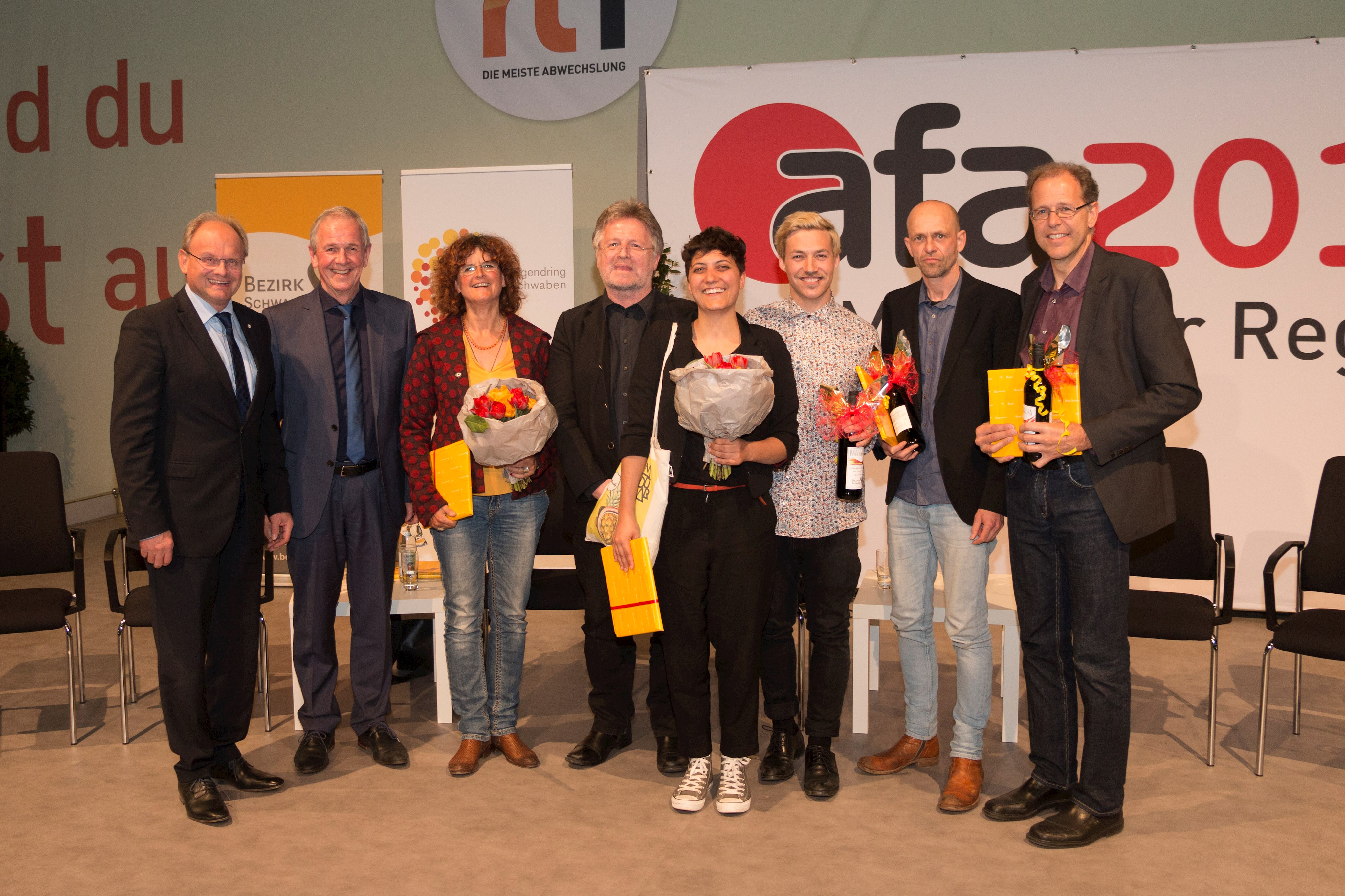 Bezirkstagsvizepräsident Alfons Weber konnte zur Podiumsdiskussion 'Die Macht der Musik' neben Moderator Fritz Egner (Bayern 1) auch Professorin Andrea Friedhofen, den bayerischen Rockintendanten Bernd Schweinar, Anna Miessl vom Stadtjugendring Augsburg, die beiden Musiker Max Schlichter und Markus Birkle sowie den musizierenden Bürgermeister Andreas Scharf begrüßen (im Bild von links).