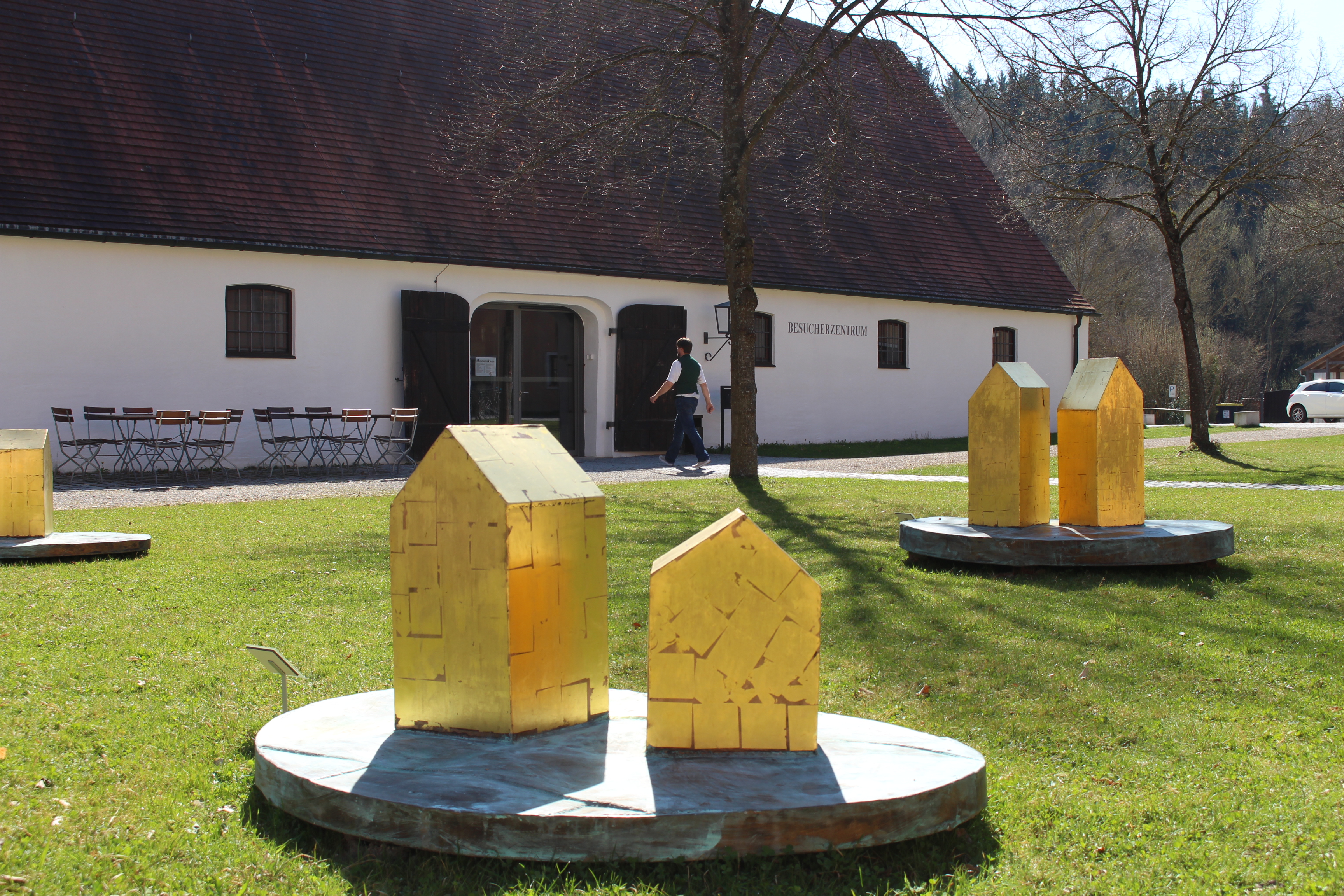 Führung durch „Leichtigkeit und Schwere“ im Volkskundemuseum Oberschönenfeld