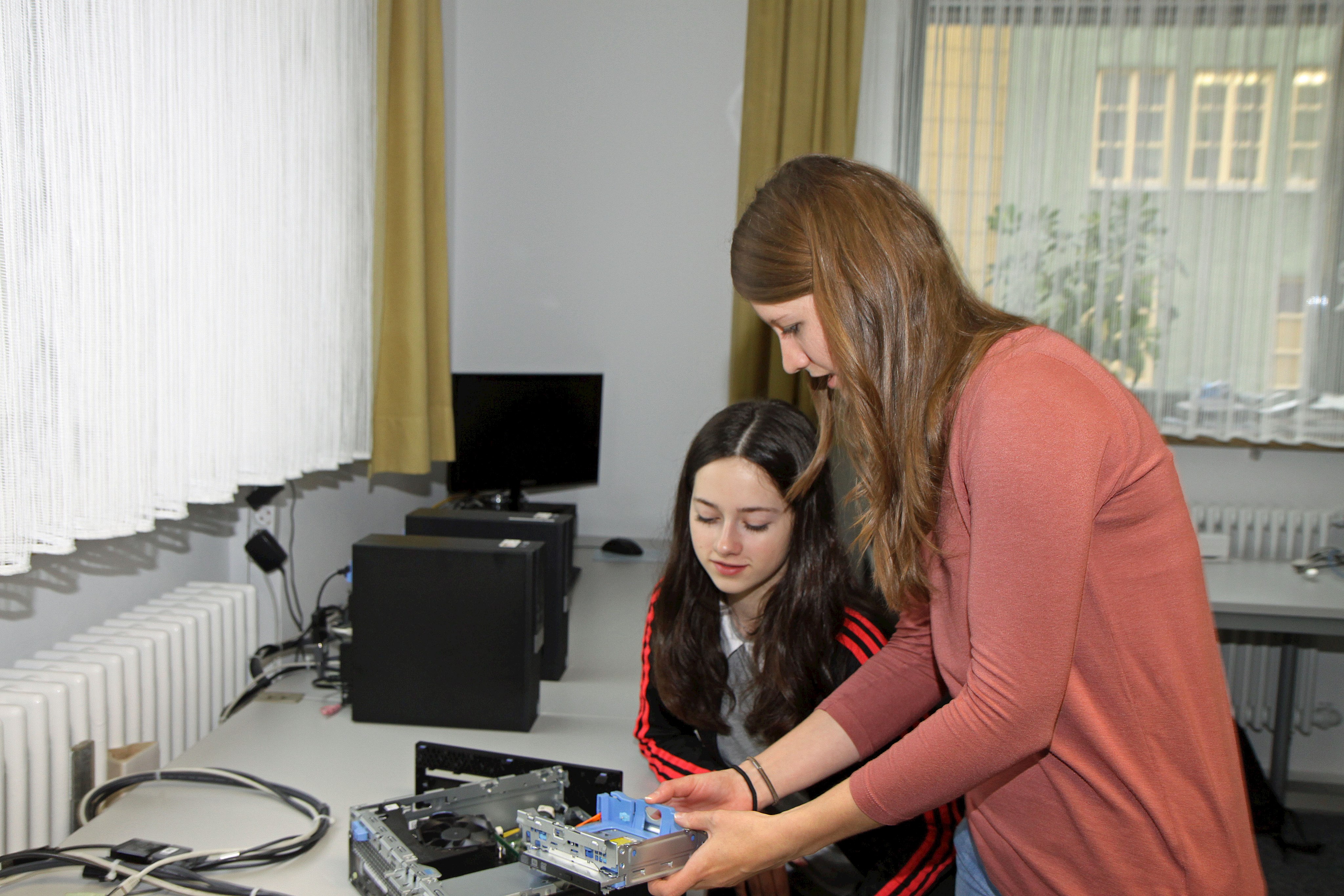 Verena Biber (stehend) von der EDV-Abteilung des Bezirk Schwaben hilft Johanna Wirth bei der Arbeit am Computer.