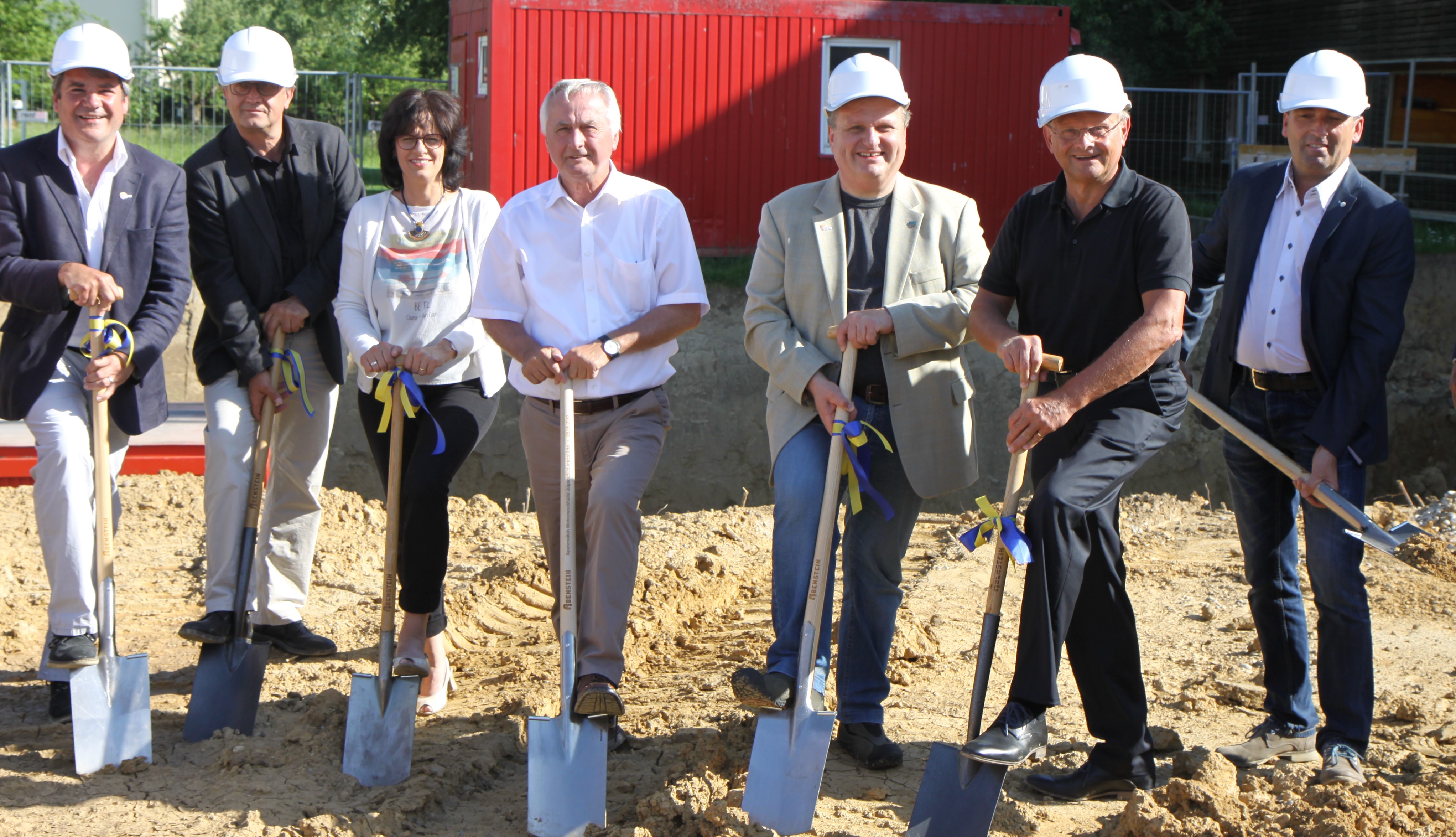 Im Bild von links: Der Leiter der Jugendbildungsstätte, Michael Sell, Architekt Siegfried Mauerer, die Jugendbeauftragte des Schwäbischen Bezirkstags, Renate Deniffel, Bezirkstagspräsident Jürgen Reichert, der Vorsitzende des Bezirksjugendring Schwaben, Manfred Gahler, stellvertretender Bezirkstagspräsident Alfons Weber und Wolfgang Siebenhütter, Bezirk Schwaben.