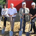 Sonnenschein und strahlende Gesichter beim Spatenstich in der Jugendbildungsstätte Babenhausen