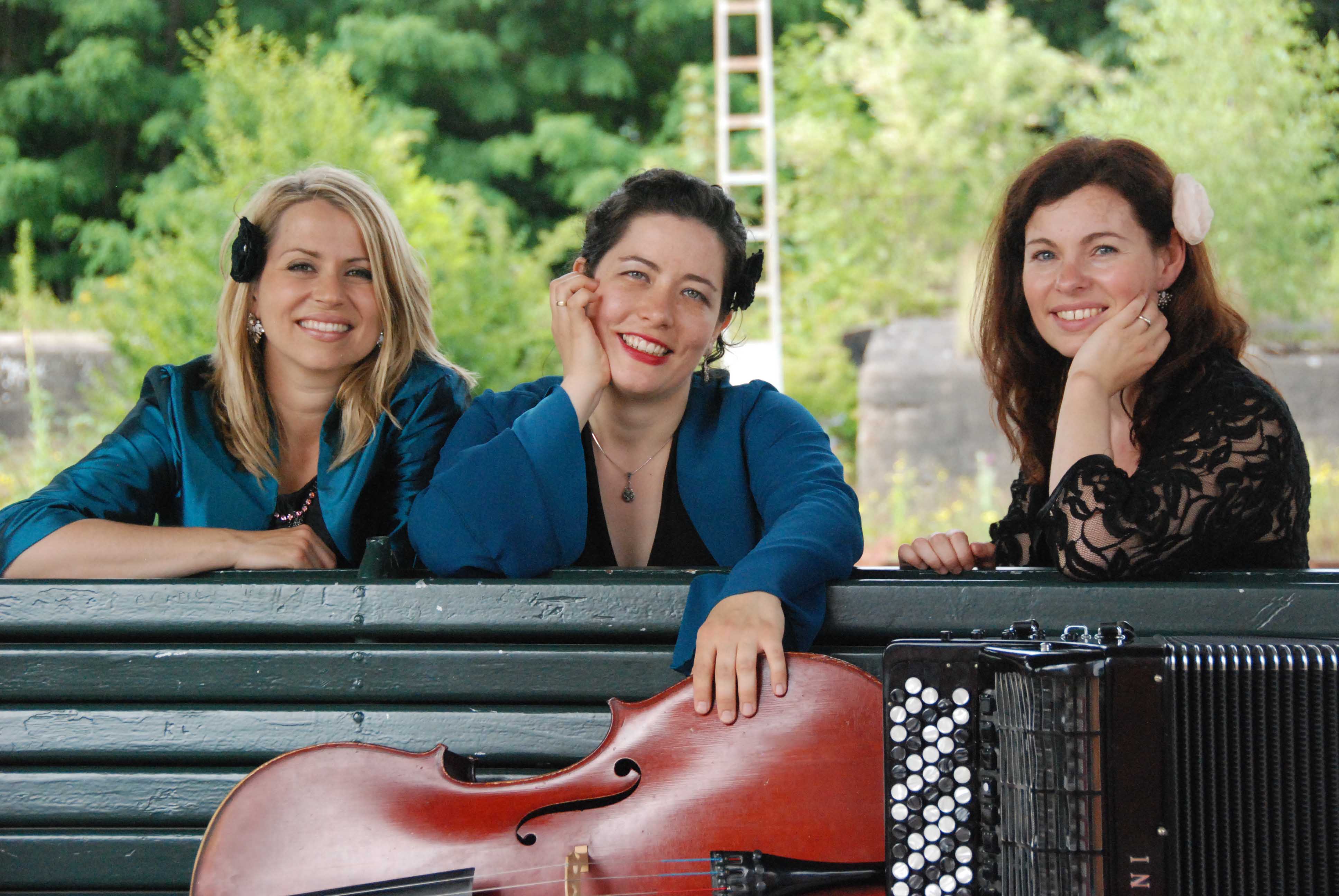 In der ungewöhnlichen Klangkombination von (v. l.) Klarinette (Beate Müller), Akkordeon (Claudia Iserloh) und Violoncello (Anne-Lise Cassonnet)  begeistert das Trio Con Abbandono.