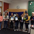Übergabe der Europässe in der Berufsfachschule für Ergotherapie: (von links) Nadine Schmidt, die drei Auszubildenden Anna Volk, Sandrine Stützle und Julia Härle, Silvia Scherer, Christine Bayerle und Rainer Vollmer.