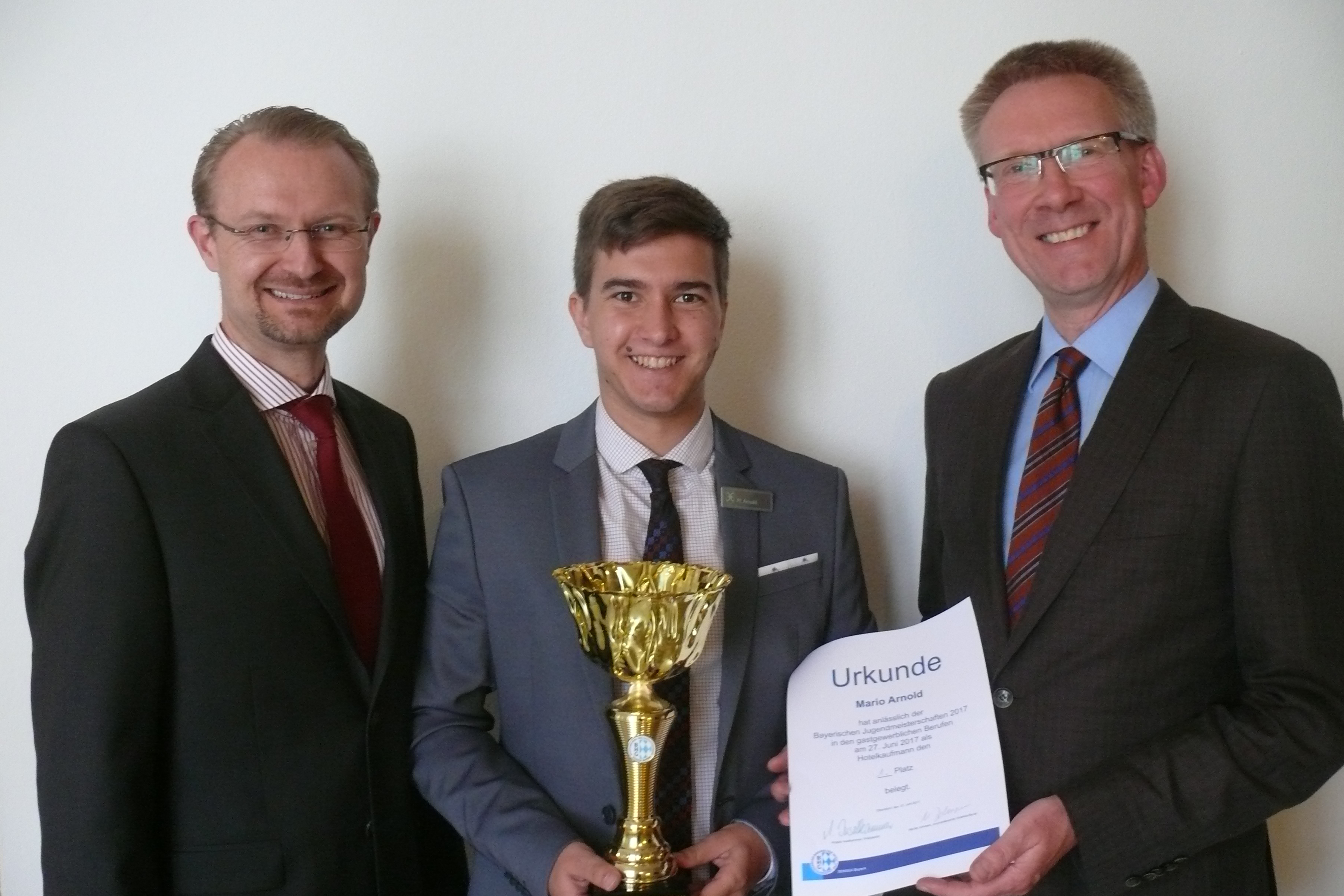 Im Bild von links nach rechts: Markus Spies (Abteilungsleitung Empfang & Vertrieb), Preisträger Mario Arnold und Dr. Stefan Raueiser (Leiter Kloster Irsee).