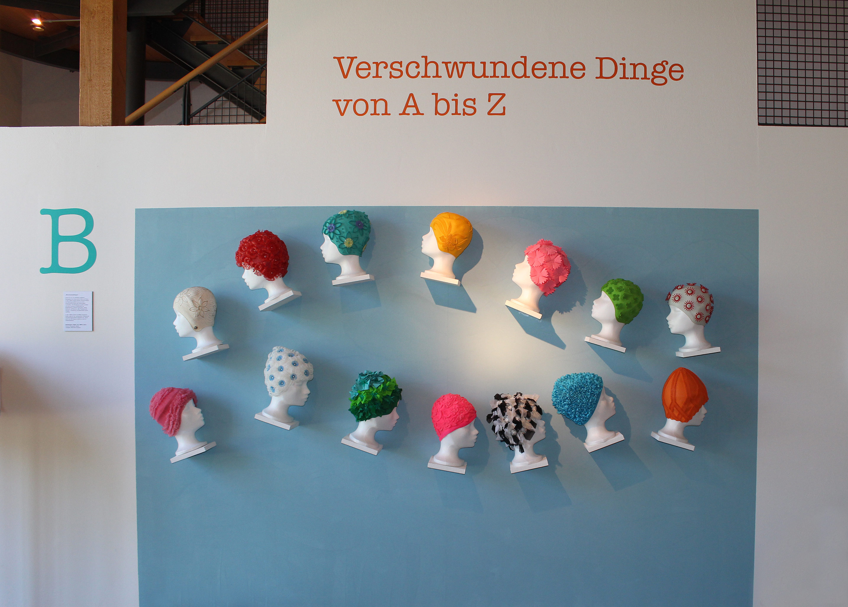 Auch Badekappen gehören zu den verschwundenen Dingen, die derzeit in einer Ausstellung in der Hammerschmiede Naichen gezeigt werden.