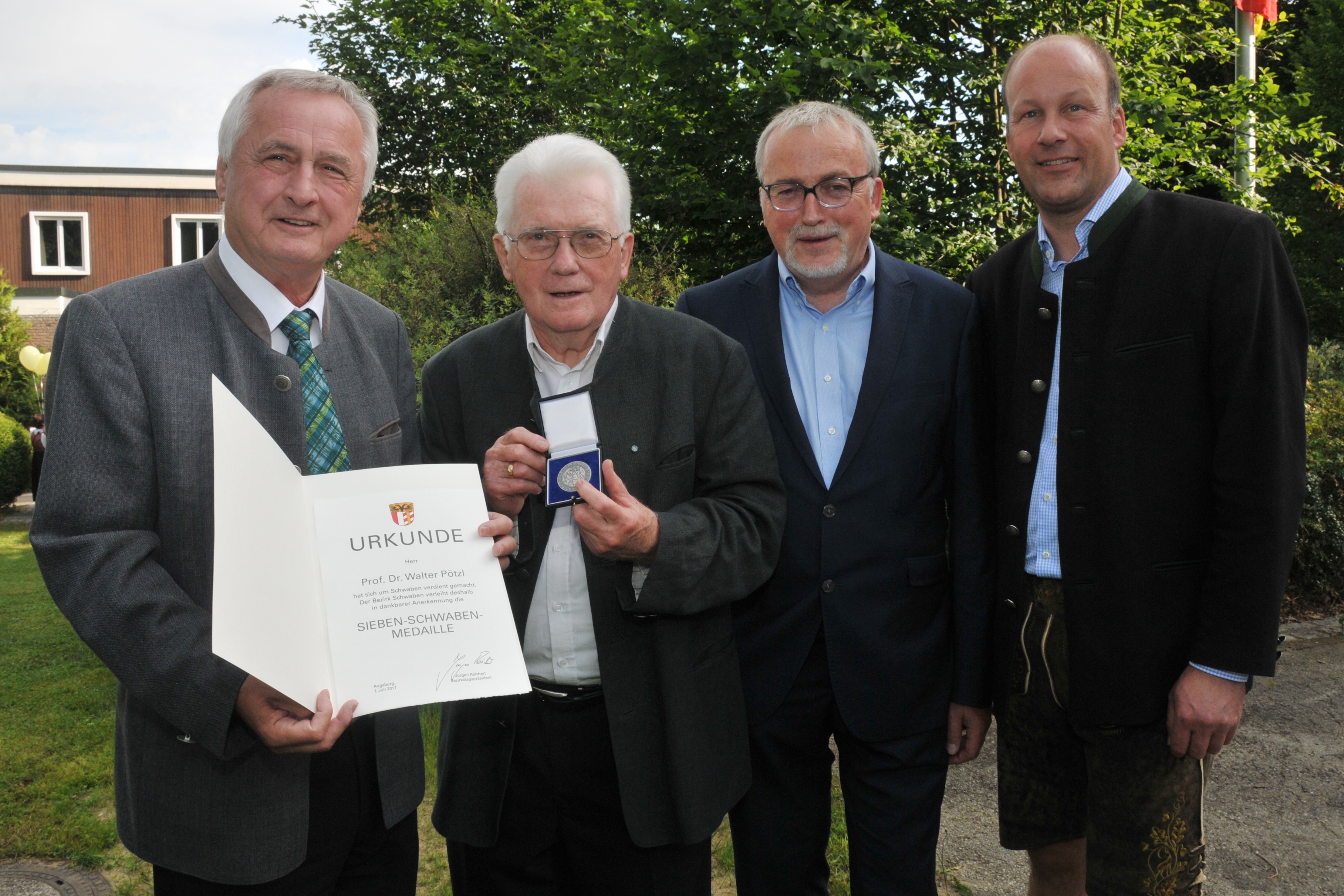 Bezirkstagspräsident Reichert verleiht „Sieben Schwaben-Medaille“ an Kreisheimatpfleger Prof. Dr. Walter Pötzl 