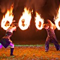 "Fantômes de Flammes" aus Augsburg zeigen ihre gefragte Feuershow.