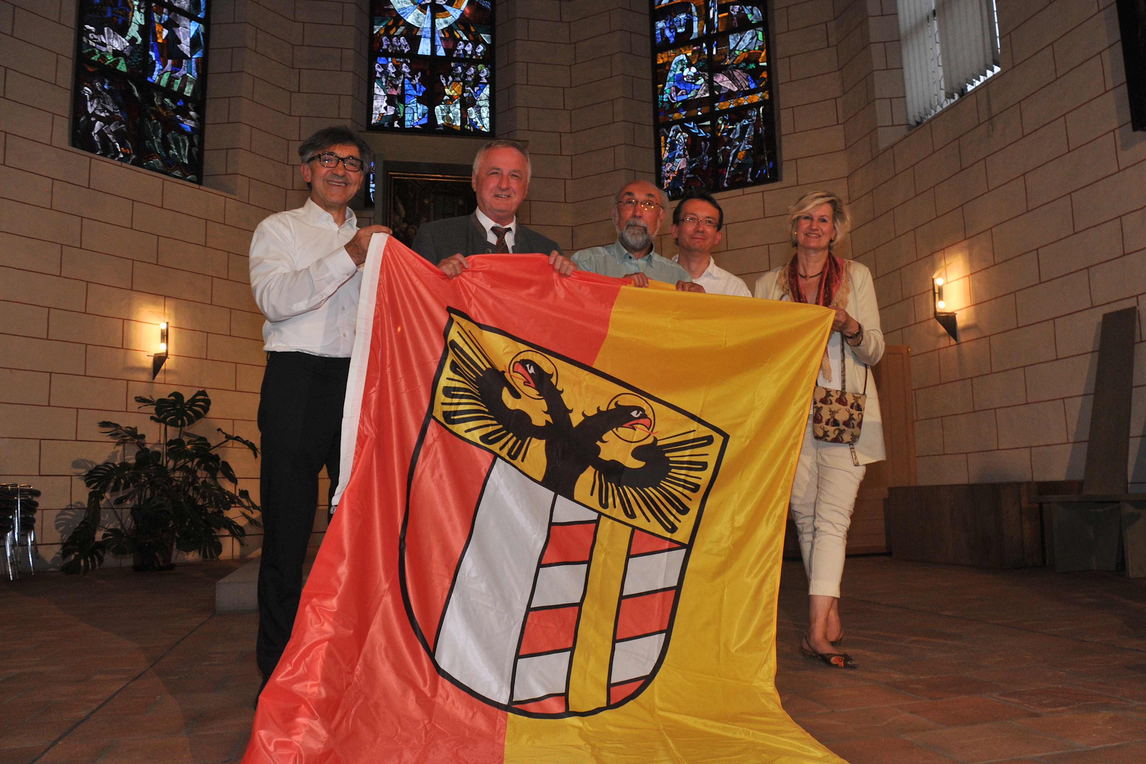 Fahnenübergabe in der Kirche St. Jakob (von links im Bild): Pfarrer Friedrich Benning von St. Jakob, Bezirkstagspräsident Jürgen Reichert, Bezirksrat Wolfgang Bähner, Dr. Christian Gerlinger, 2. Vorsitzender des Stadtteilvereins Jakober Vorstadt e.V und 1. Vorsitzende Sabine Hofmann.